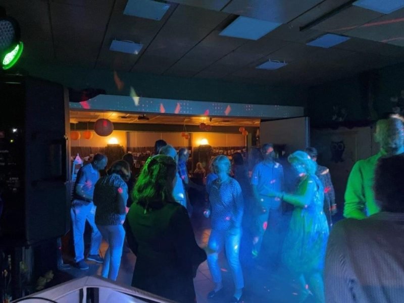 Volle Tanzfläche in blauem Licht